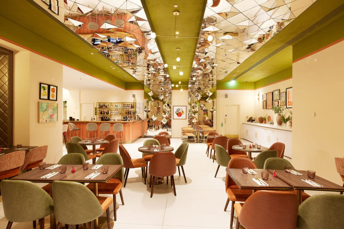 Modern restaurant with stylish mirrored ceiling and bar